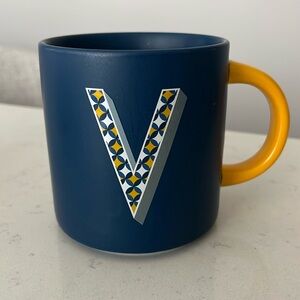 Monogram mug “V”